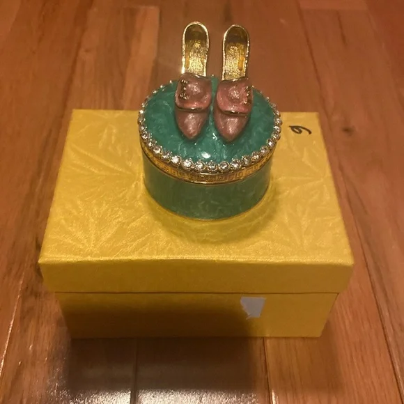 Green and Gold Decorative Trinket Box for keepsakes - Picture 7 of 10